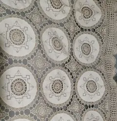 ヴィンテージレースと刺繍のテーブルクロス 大きめ