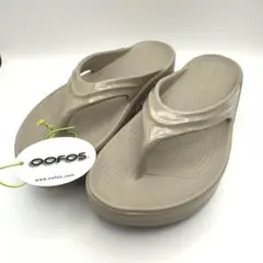 OOFOS ウーフォス OOmega サンダル ベージュのサムネイル
