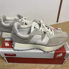 New Balance 327 スニーカー グレーのサムネイル