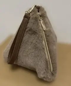 ストラップ付き三角形ファーバッグ