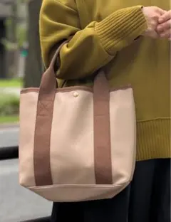 仕切りが多い 多機能なデザインのハンドバッグ モカ ブラウン