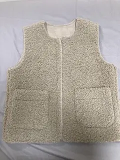 ベージュ ボア素材 ジップアップベスト　韓国ブランドメイブルー