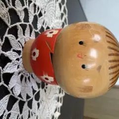 赤い花模様の木製こけし