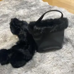 ブラックファー付きハンドバッグとストラップ