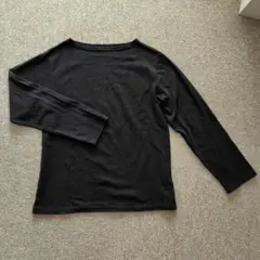 シンプルな黒の長袖トップス