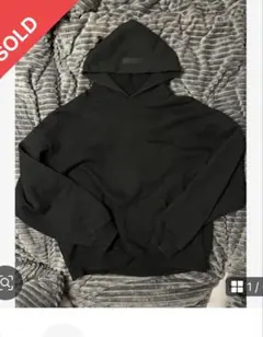 ESSENTIALS ブラック パーカー