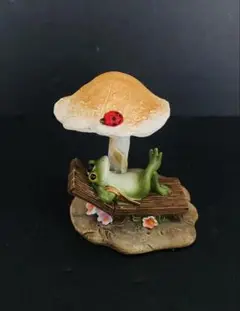 キノコパラソルとベンチとカエルとてんとう虫