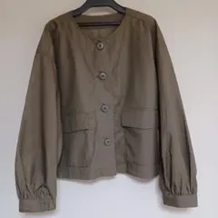 GU、ノーカラー、カーキ短めジャケットのサムネイル