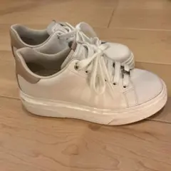 一回、着用のみ。美品フェラガモ　 ホワイトレザー スニーカー