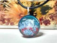 彼岸花と月　ハンドメイドレジンネックレス　雲レジン　ぷっくり円形