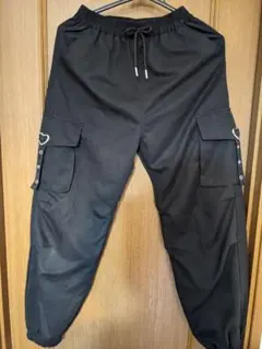 ブラック カーゴパンツ ハート金具付き　160cm
