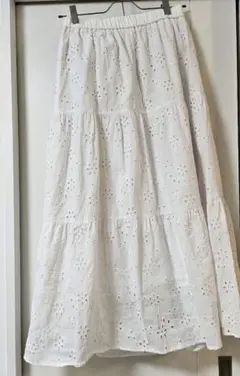 GU 刺繍入りホワイトフレアスカート