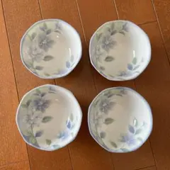 青い花模様の八角形ボウル4個セット