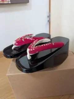 lovely様専用　黒いぽっくり下駄 赤い花柄鼻緒