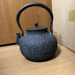 亀文堂 造 日本亀文 鉄瓶 金銀象嵌 岩肌地 骨董美術 茶道具 重量約