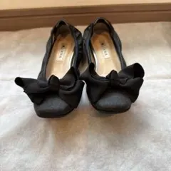Dianaリボン付き黒フラットシューズ