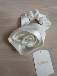【新品未使用】Chico ローズモチーフシュシュ アイボリーのサムネイル