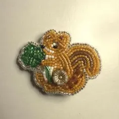 ビーズ刺繍ブローチ 四つ葉のクローバー　リスさん　ハンドメイドブローチ