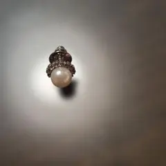 パールと金属製 花形ピンブローチ