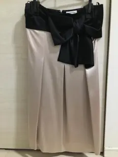 リボン付きベージュ黒サテンフレアミニスカート