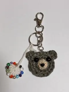 ハンドメイド くまのキーホルダー ビーズ付き ナチュラル系 編みぐるみ