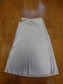 UNIQLO ベージュ サテンスカート