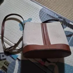 キャンバスとレザーのショルダーバッグ