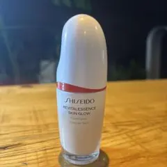 SHISEIDO エッセンス　スキングロウ　ファンデーション 220