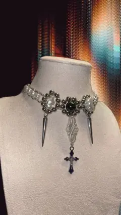 スパイク付きクロスモチーフチョーカー「美しい記憶」