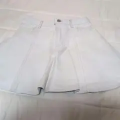 レザー　ショートパンツ　ホワイト　フレア