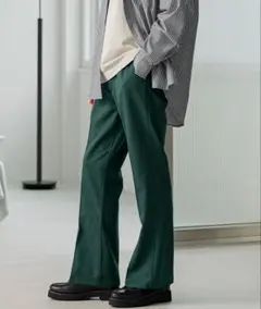 センタープレスワイドフレアパンツ