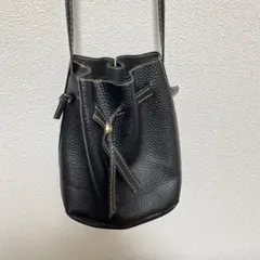 黒のレザー巾着型ショルダーバッグ