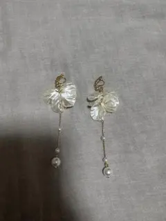 ホワイト花びらデザインイヤリング　ウエディング