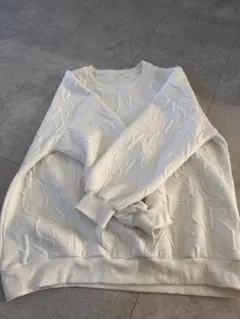 ホワイト エンボスロゴ スウェット