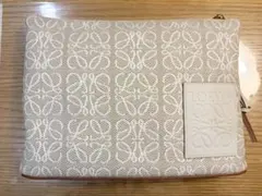 LOEWE ロエベ　オブロング アナグラム ポーチ　キャンバス クラッチバッグのサムネイル