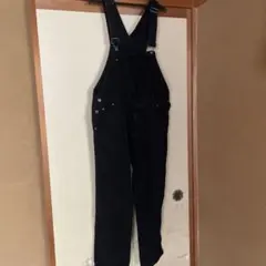 黒いデニムオーバーオール