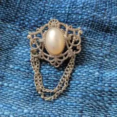 ヴィンテージ　シルバー装飾ブローチ 白いオーバルストーン