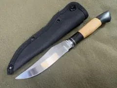 バイカル湖畔に住む老漁師の、節くれだった手に似合いそうなシースナイフ