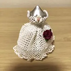 ミニチュア　白いビーズドレスの置き物