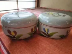 未使用　陶器製　赤青手描きの花の絵　蓋付き容器2個セット