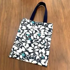 ハンドメイド　トートバッグ　A4縦　マチなし　北欧　リーフ柄　ネイビー　グリーン