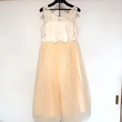 クリーム色のリボン付きドレスのサムネイル