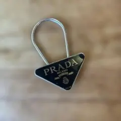 PRADA 三角形メタルキーホルダー