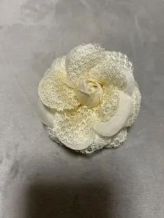 ハンドメイド ♡シュシュ フリル ベージュにキラ茶色×クリーム色の花 