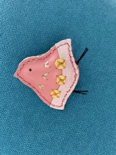 ハンドメイドブローチ　革製