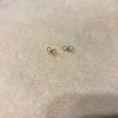 ゴールドリボン型ピアス