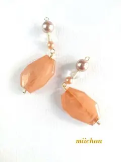 ♡１９０ハンドメイドピアスくすみピンクベージュとゴールドビーズのドロップピアス