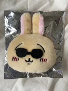 ちいかわ　ノベルティ　おかおバッジ　サングラスと日焼け　うさぎ