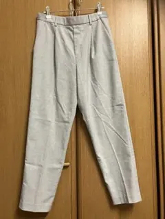ユニクロ　カジュアルパンツ ライトグレー　センタープレス付き　M