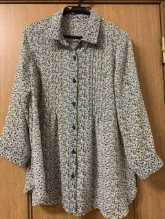 noa-ge ノアジェ　プリーツブラウス　花柄　総柄　キラキラボタン　トップス